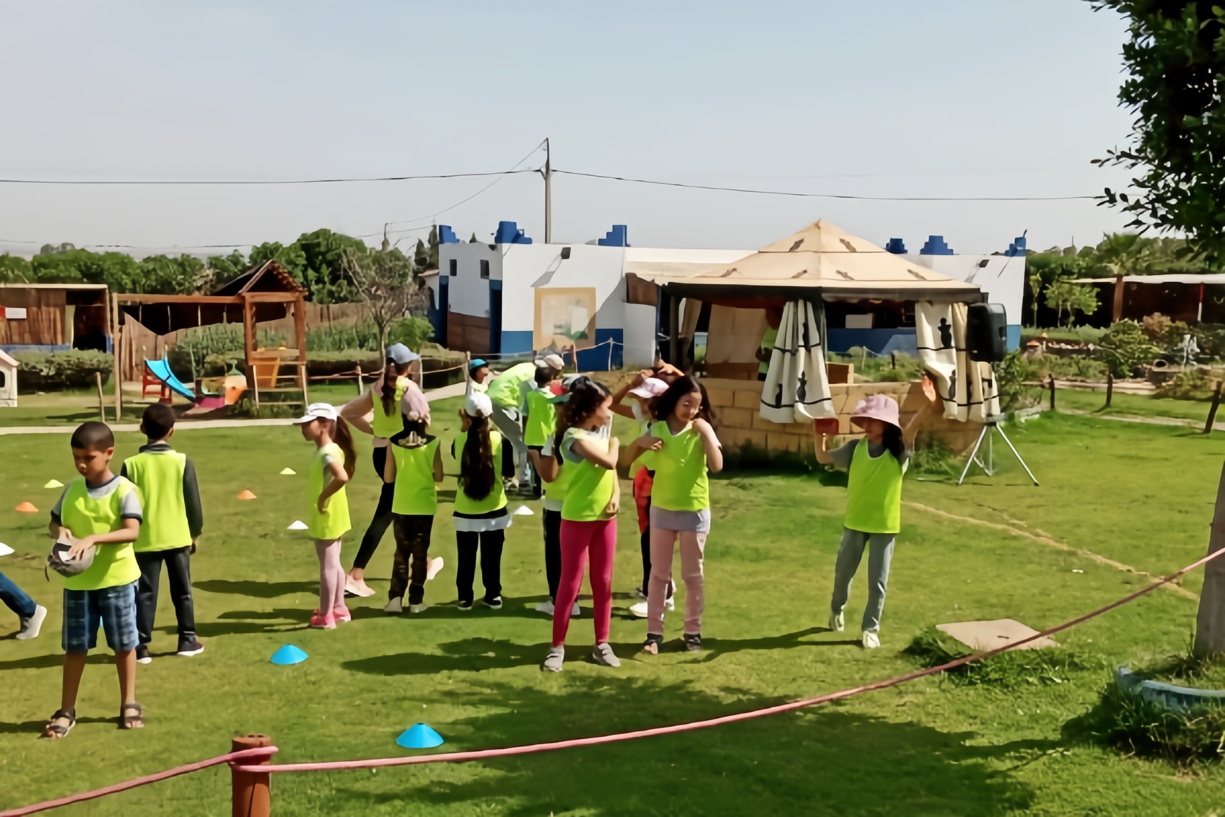 Enfants jouant sur le terrain de jeu de l'école
