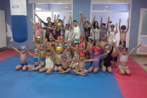 Un élève lisant dans la bibliothèque moderne de l'école