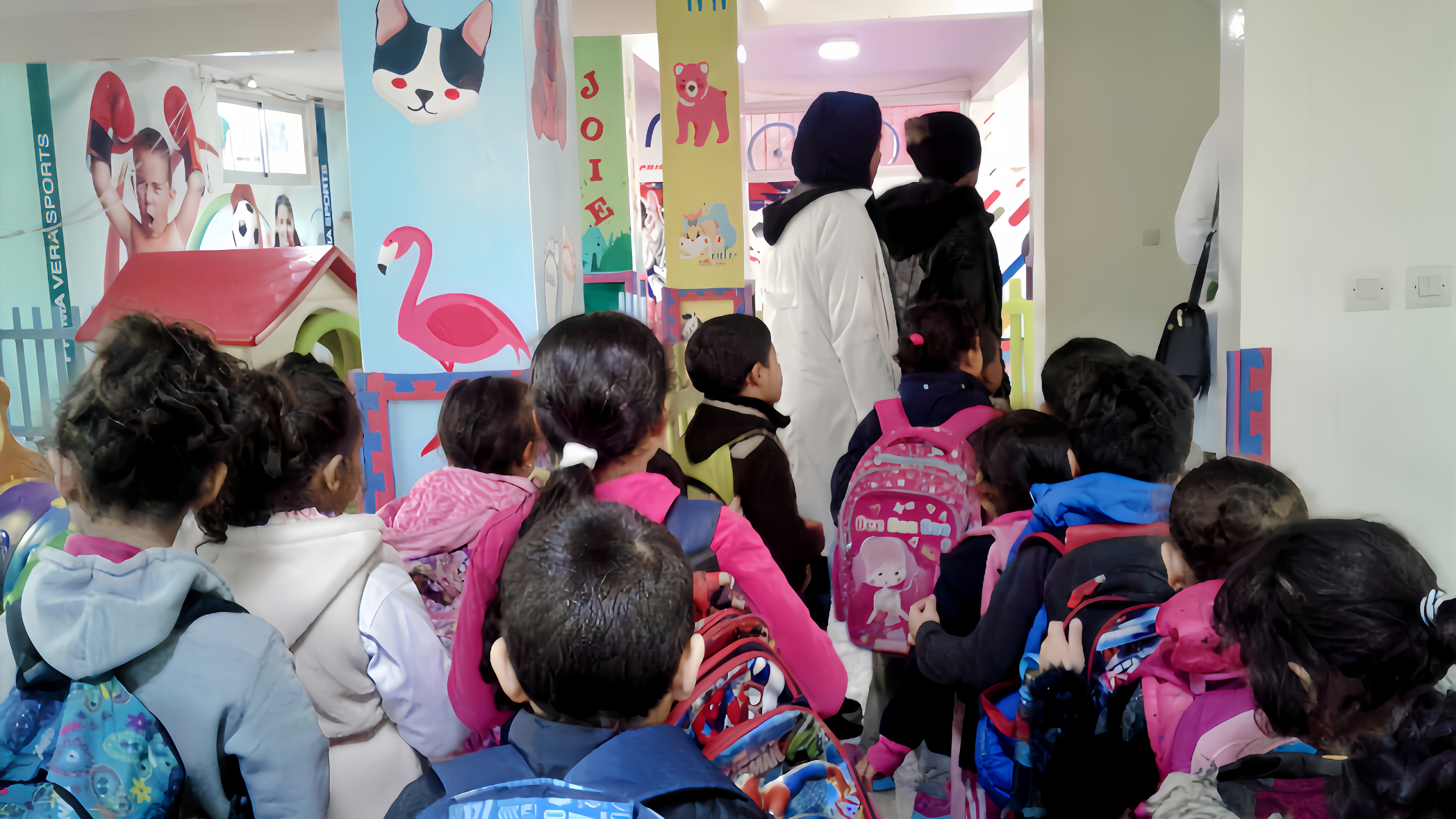 Élèves collaborant sur des projets technologiques à l'École Regency